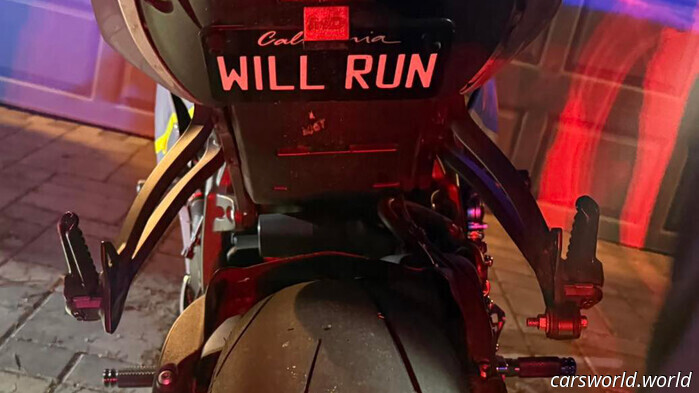  Pensó que su placa de 'RUN WILL' era divertida hasta que la policía esperó en su casa | Carscoops